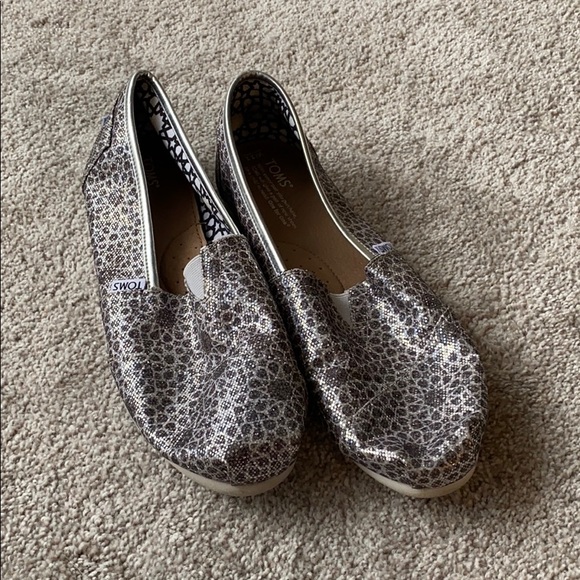 Women’s shiny silver TOMS - Picture 1 of 3